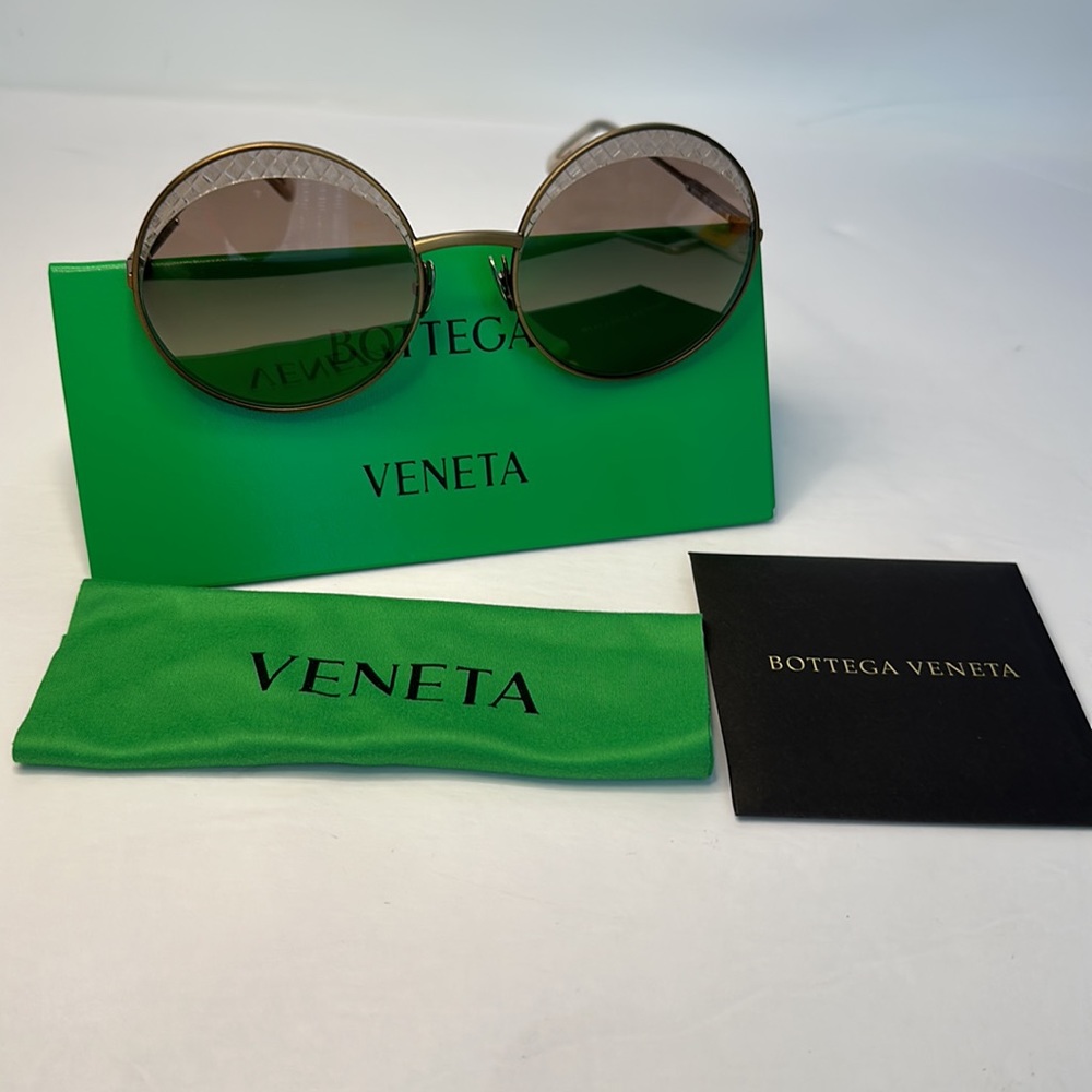 BV0190S Sunglasses by Bottega Veneta™. Shape: Round, Material: Metal, Frame - Picture 13 of 15